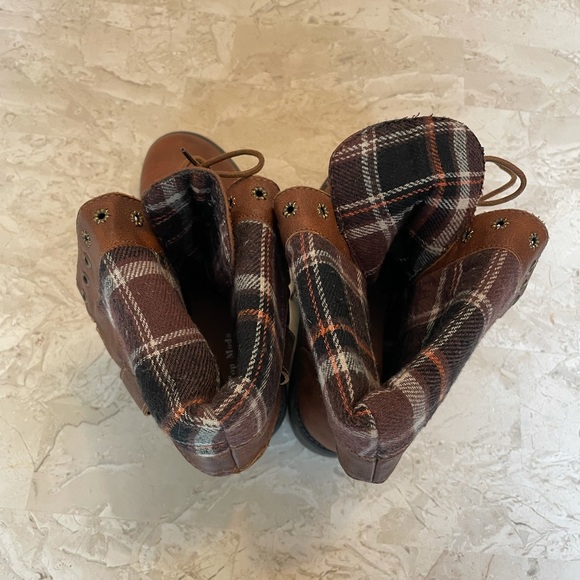 Flannel lined lace up boots - Picture 3 of 6